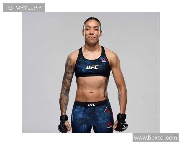 足坛巨星惊喜亮相UFC赛场引发观众热烈欢呼与跨界热议