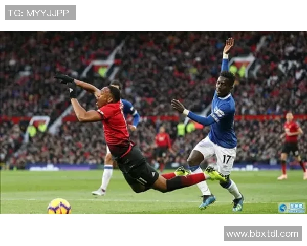 足球巨星赛场意外受伤坚持拼搏瘸腿画面令人动容