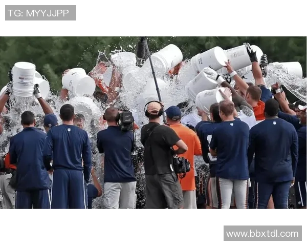 足球明星集结参与冰桶挑战为公益献力展现运动精神与社会责任